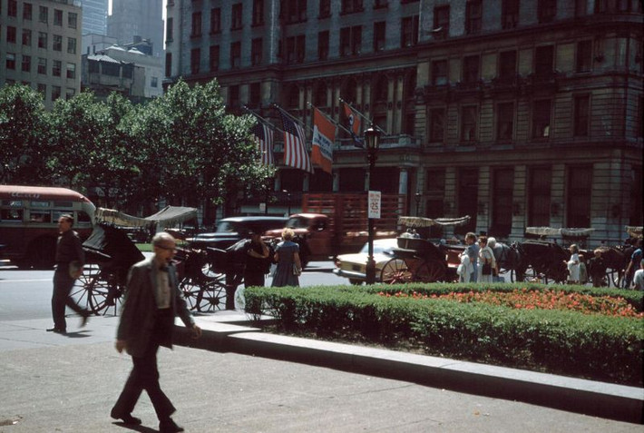 Giao lộ của đại lộ số 5 và đường số 59 ở Manhattan. Ảnh: Vintag.es.