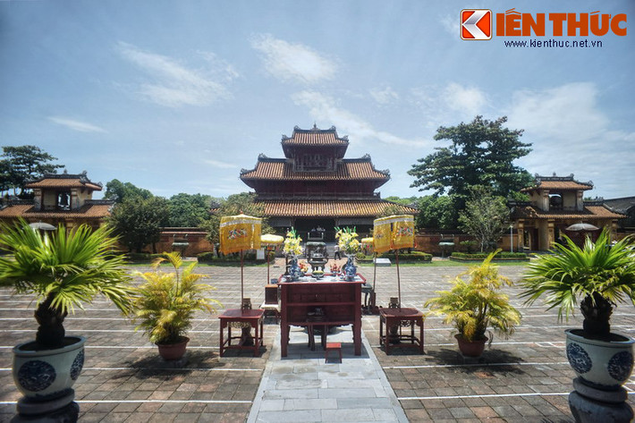 Phía trước Thế Tổ Miếu là một sân rộng lát gạch Bát Tràng. Trên sân đặt một hàng 14 chiếc đôn đá, bên trên đặt các chậu sứ trồng hoa, cây cảnh.