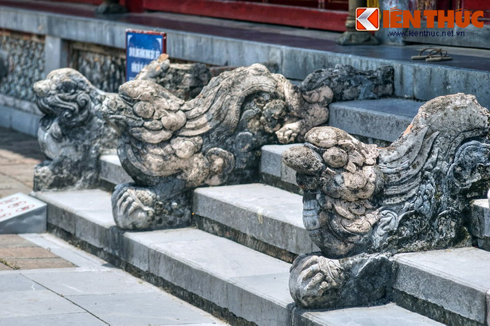 Hình tượng rồng ở các bậc cấp của Thế Tổ Miếu.