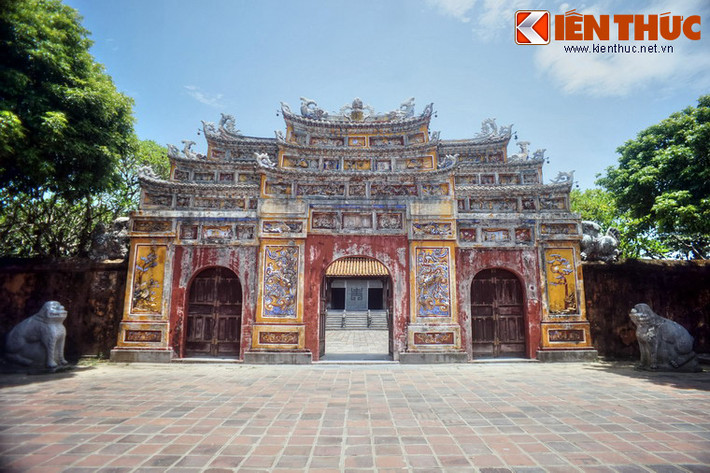 Khuôn viên của Thế Tổ Miếu (còn gọi là Thế Miếu) có hình chữ nhật, diện tích trên 2ha, được bao quanh bằng tường gạch với cổng chính là Miếu Môn. Cánh cổng này có dạng tam quan, với nhiều tầng mái đắp chồng, đặc trưng lối kiến trúc cánh cổng của cung đình nhà Nguyễn.