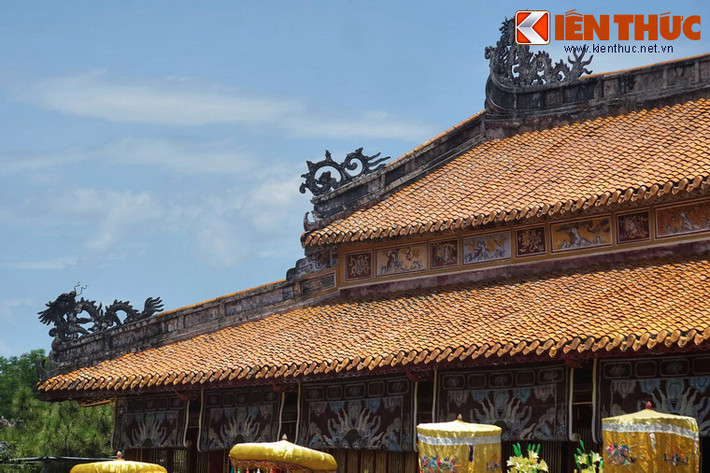 Mái Thế Tổ Miếu có hai tầng được lợp ngói hoàng lưu ly, đỉnh nóc gắn liền thái cực, các đầu đao hình rồng bằng pháp lam rực rỡ.