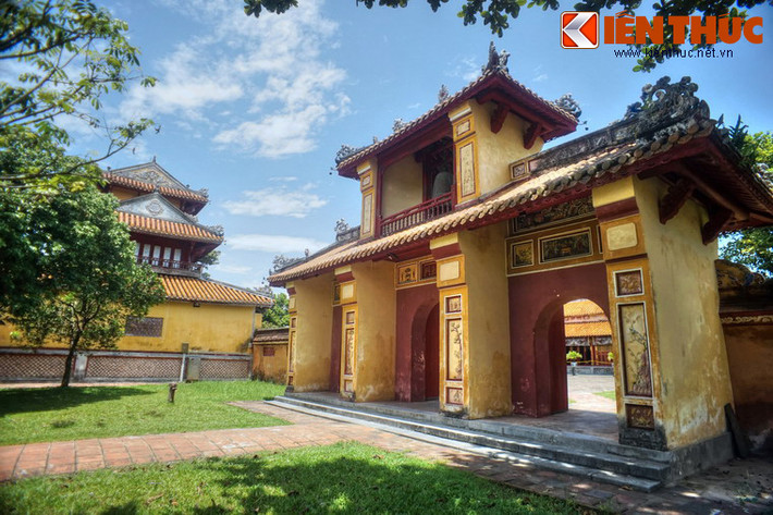 Hai bên Hiển Lâm Các có lầu chuông, lầu trống nối liền với phía gác bằng một bờ tường gạch. Bên dưới lầu chuông, lầu trống trổ hai cửa là cửa Tuấn Liệt (bên trái) và cánh cửa Sùng Công (bên phải).