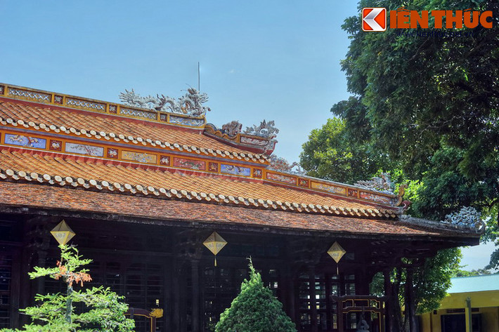 Tòa điện này vốn là chính điện của cung Bảo Định, được xây dựng năm 1845, thời vua Thiệu Trị (1841-1847), tại bờ Bắc sông Ngự Hà (phường Tây Lộc của TP Huế ngày nay) để làm nơi nghỉ lại của nhà vua sau khi tiến hành lễ cày ruộng Tịch Điền - lễ mở đầu cho vụ mùa mới tổ chức đầu xuân.