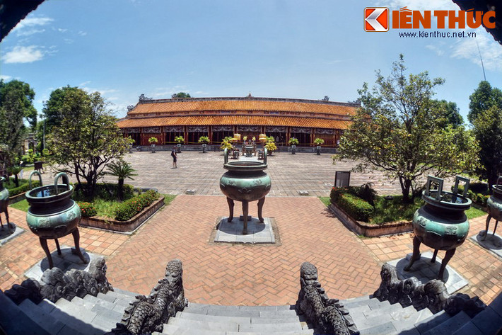Từ Hiển Lâm Các nhìn về Thế Miếu.