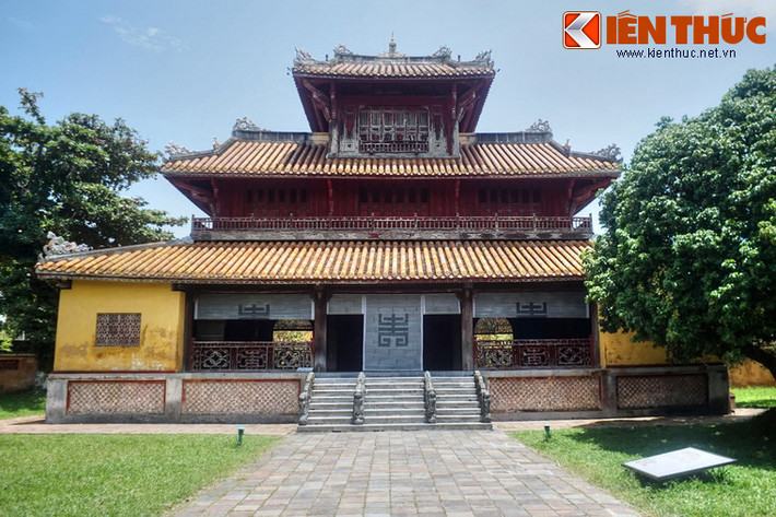 Tầng một của Hiển Lâm Các có tất cả năm gian. Tầng hai được chia làm ba gian và tầng ba chỉ có một gian. Công trình được chống đỡ bằng 24 cột, trong đó 4 cột chính chạy suốt chiều cao của cả ba tầng.