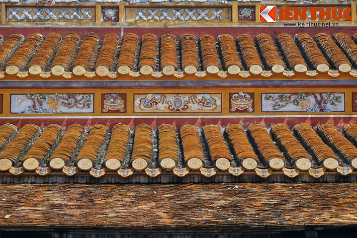 Khi kinh thành Huế thất thủ năm 1885, quân Pháp tràn vào ngôi điện, làm mất đi sự tôn nghiêm của một nơi thờ phụng. Sau biến cố này, bài vị của vua Thiệu Trị được đưa vào thờ tại điện Phụng Tiên bên trong Hoàng thành.