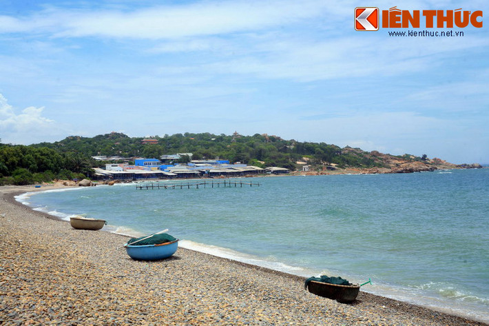 Nằm ở xã Bình Thạnh, huyện Tuy Phong, tỉnh Bình Thuận, bãi biển Cổ Thạch là một thắng cảnh nổi tiếng ở Nam Trung Bộ. Bãi biển này có những nét độc đáo mà ít bãi biển nào khác có được.