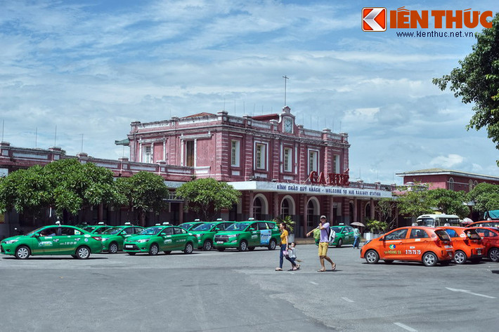 2. Tọa lạc tại phường Phường Đúc của thành phố Huế, ga Huế được người Pháp cho xây năm 1908, tên cũ là ga Trường Súng. Đây là một nhà ga cổ trên tuyến đường sắt Đông Hà - Đà Nẵng xưa.