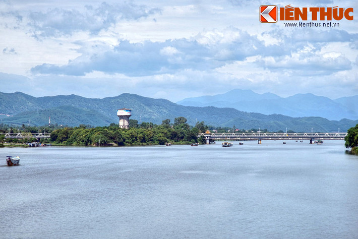 Bắc qua sông Hương ở góc Tây Nam kinh thành Huế, cầu sắt Bạch Hổ là tên thường gọi của cây cầu đường sắt có tuổi đời một thế kỷ ở đất Cố đô.