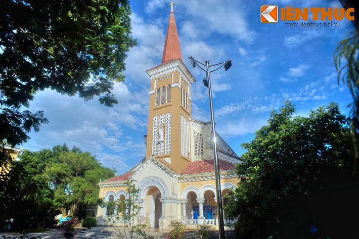 Ban đầu, nhà thờ có quy mô khá khiêm tốn. Trong đợt mở rộng năm 1931, công trình được xây thêm hai cánh, phòng thánh và tháp chuông. Nội thất nhà thờ được hoàn thiện trong giai đoạn 1949-1955. Giai đoạn trước năm 1954, nhà thờ này từng là nơi thờ phượng chính của quân đội Pháp đồn trú tại Huế. Trong chiến dịch Mậu Thân 1968, tháp chuông và một phần nhà thờ bị sụp đổ do bom Mỹ. Trong giai đoạn 1969 - 1975 nhà thờ được tu sửa một phần. Trong nhiều thập niên, nhà thờ Phanxicô vẫn mang trên mình vết tích chiến tranh. Đến năm 2005, toàn bộ nhà thờ, tháp chuông và cảnh quan xung quanh mới được phục chế toàn bộ. Sau cuộc trùng tu, kiến trúc nhà thờ Phanxicô đã được trả về nguyên bản với phong cách nhà thờ Gothic điển hình. Nét đặc trưng của trường phái kiến trúc này là các vòm cửa hình tròn trang trí đường diềm, hoa văn mềm mại. Điểm nhấn của công trình là ngọn tháp chuông cao vút, trên chóp tháp có thập tự giá. Phía dưới tháp chuông có tượng Thánh Francis Xavier (Phanxicô Xaviê). Ông sinh năm 1506, mất năm 1552 là nhà truyền giáo tiên phong của Giáo hội Công giáo La Mã và là nhà đồng sáng lập của Dòng Tên.