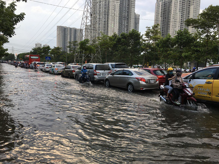 Giữa con triều cường, quận 2 là được cho là điểm đen ngập lụt thảm họa nhất ở TP HCM. Ảnh: PLO