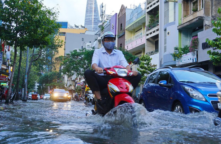 Theo dự báo của Đài Khí tượng thủy văn khu vực Nam Bộ, thành phố Hồ Chí Minh bắt đầu bước vào đợt triều cường mới từ ngày 28/9 đến ngày 2/10, khi mực nước sông Sài Gòn và các kênh chính lên trên báo động III. Dự kiến, nhiều địa bàn sẽ bị ngập nước lúc sáng sớm và cuối chiều. Ảnh: Hà Nội mới