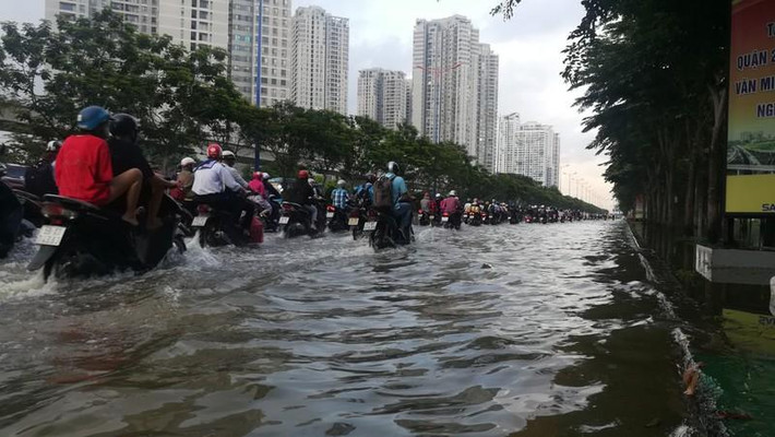 Để ứng phó với đợt triều cường này, UBND thành phố yêu cầu các địa phương chuẩn bị vật tư để kịp thời xử lý, cơi đắp bờ bao xung yếu ngay từ giờ đầu theo phương châm “4 tại chỗ”, không để xảy ra tình trạng ngập úng ảnh hưởng đến đời sống, sinh hoạt và sản xuất của nhân dân. Ảnh: PLO