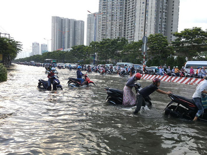 Nhiều người dân có lý do để lo sợ khi tại khu vực này, triều cường lên cao đạt 1,66 m khiến Xa lộ Hà Nội và các tuyến đường thấp trũng tại TP.HCM ngập sâu. Ảnh: PLO