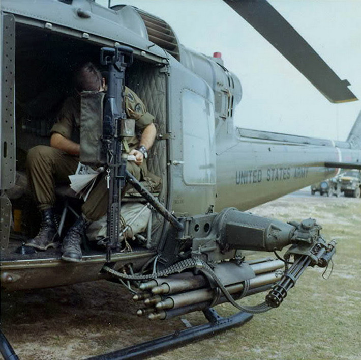 Vụ việc xảy ra ngày 2/6/1968, khi một chiếc trực thăng UH-1 của Mỹ tiến hành hoạt động càn quét ở khu vực Chợ Lớn. Ảnh: Trực thăng UH-1 của Mỹ với giá tên lửa bên thân.