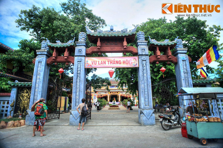 Tọa lạc tại số 7 đường Hai Bà Trưng ở đô thị cổ Hội An, chùa Pháp Bảo là ngôi chùa có quy mô lớn nhất trong khu vực Di sản thế giới này.