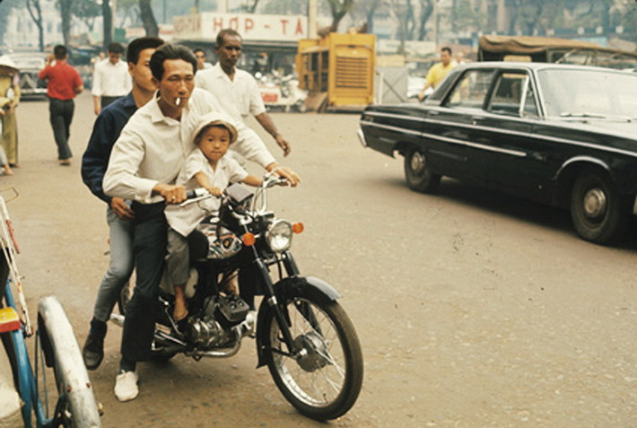 Những người đàn ông trên chiếc Suzuki M12.