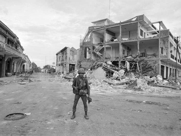 Một lính chính quyền Sài Gòn giữa đường phố đổ nát ở Tonle Bet, Campuchia ngày 1/6/1970, sau khi nơi đây xảy ra giao tranh giữa quân chính phủ Lon Nol và Giải phóng quân Việt Nam.