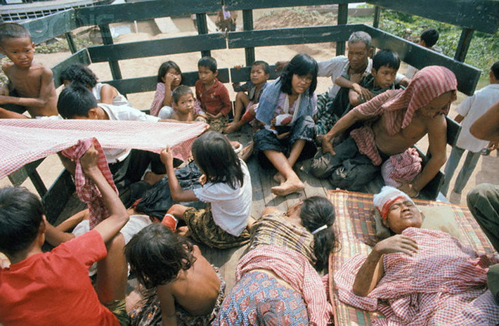 Thường dân di tản khỏi khu vực chiến sự, Campuchia tháng 5/1975.