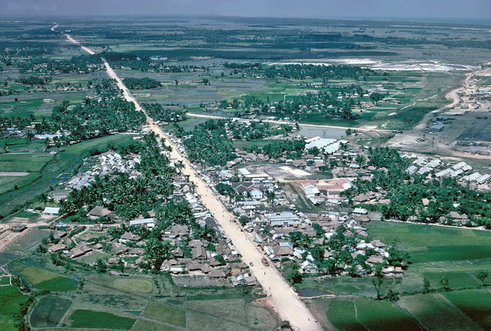 Thị trấn Đức Phổ năm 1967 nhìn từ máy bay.