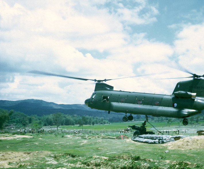Trực thăng Chinook của Mỹ chuẩn bị thả khí tài xuống căn cứ.