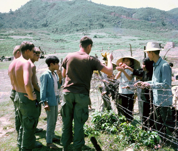 Người dân bán hoa quả cho lính Mỹ.