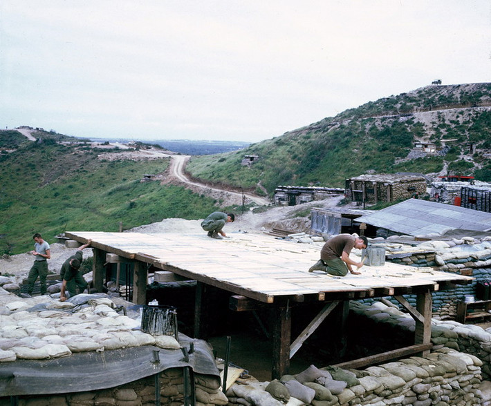 Lính Mỹ xây dựng công sự tại khu căn cứ LZ Liz ở Quảng Ngãi năm 1967. Hình ảnh do do cựu binh Mỹ Steve Eckloff thực hiện.