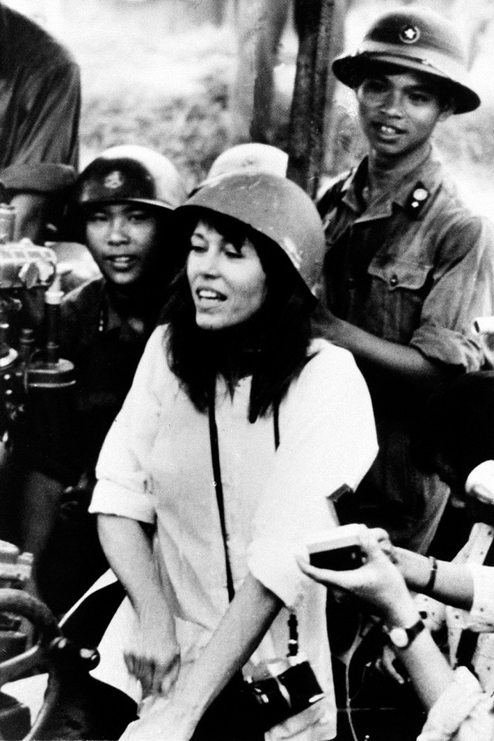 Trong thời gian ở miền Bắc Việt Nam, Jane Fonda đã đi thăm những khu vực bị không quân Mỹ hủy diệt cùng một số trận địa pháo của phía Việt Nam...