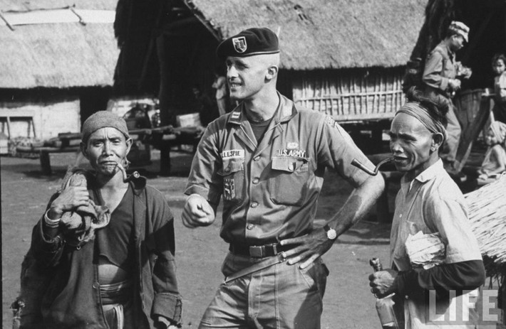 Đội trưởng Vernon Gillespie và những người dân ở buôn B'Riêng.