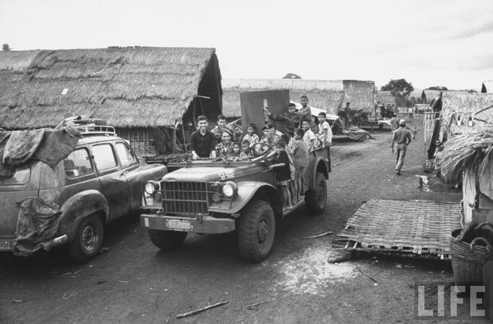 Trẻ em trong buôn thích thú khi được đi chơi bằng xe jeep của Mỹ.