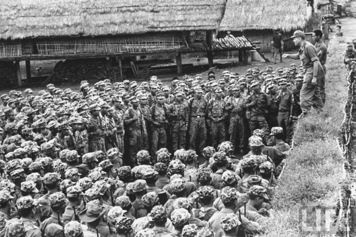 Đại tá John Freund nói chuyện với binh lính Sài Gòn.