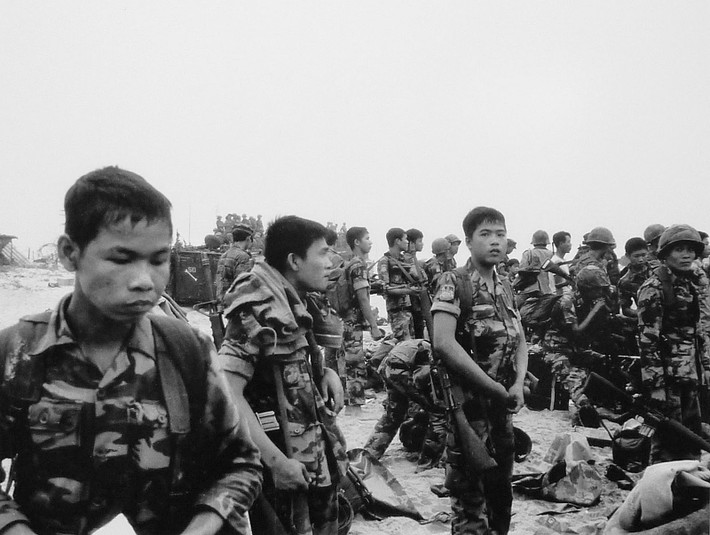 Tình hình chiến sự ở miền Nam Việt Nam năm 1975 đã có những bước ngoạt quyết định. Kể từ tháng 3, chính quyền Sài Gòn đã mất hàng loạt địa bàn chiến lược ở miền Trung và Tây Nguyên. Ảnh: Binh lính Sài Gòn tập trung ở bãi biển Đà Nẵng để chuẩn bị rút khỏi thành phố, cuối tháng 3/1975.