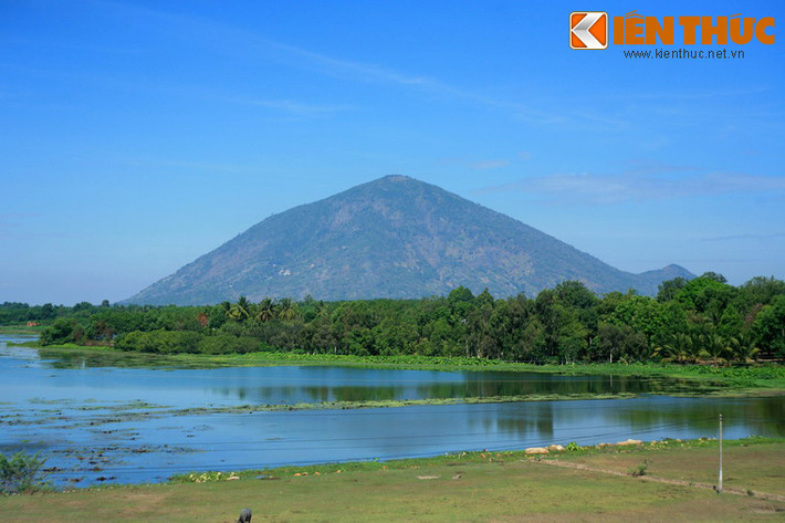Nằm cách trung tâm thành phố Tây Ninh, tỉnh Tây Ninh 11 km, núi Bà Đen là ngọn núi cao nhất Đông Nam bộ và là biểu tượng cho mảnh đất và con người Tây Ninh.