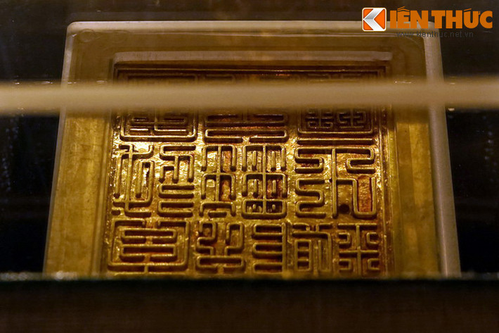 Mặt ấn đúc nổi 9 chữ triện phong cách thế kỷ 17 – 18, nét chữ vuông vức uốn nhiều góc. Xung quanh là đường viền rộng 1,20cm.