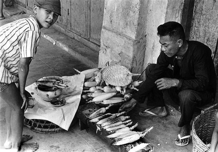 Quầy bắp nướng trên vỉa hè Sài Gòn năm 1959. Ảnh: Getty.