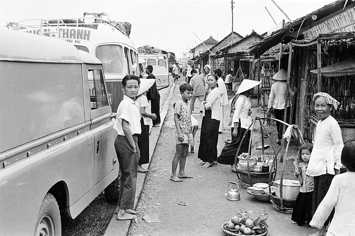 Hàng quán ở bến xe. Ảnh: Getty.