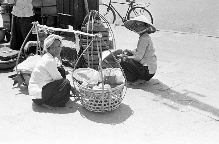 Một gánh hàng rong ở đầu đường. Ảnh: Getty.