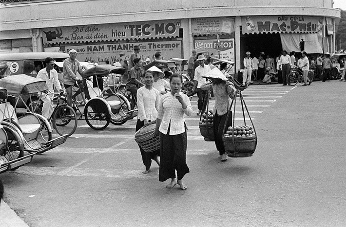 Hàng rong bên ngoài chợ Bến Thành. Ảnh: Getty.