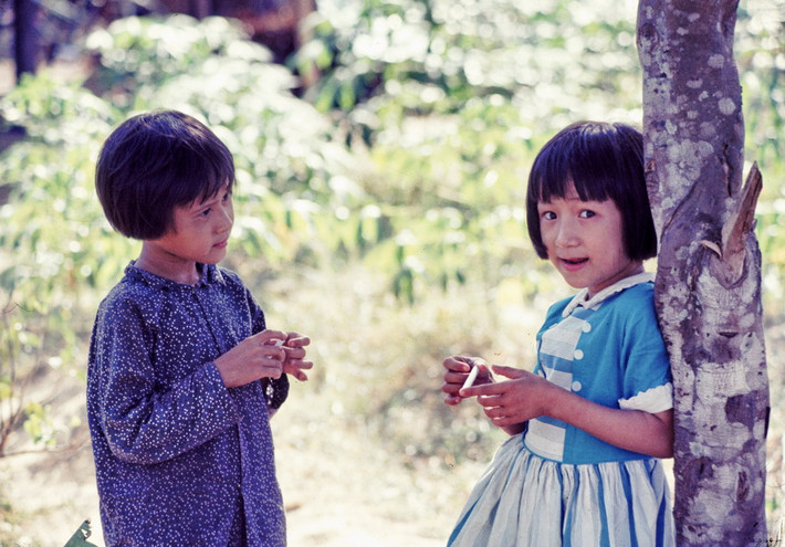Hai cô bé trong vườn. Ảnh: Edward Palm.