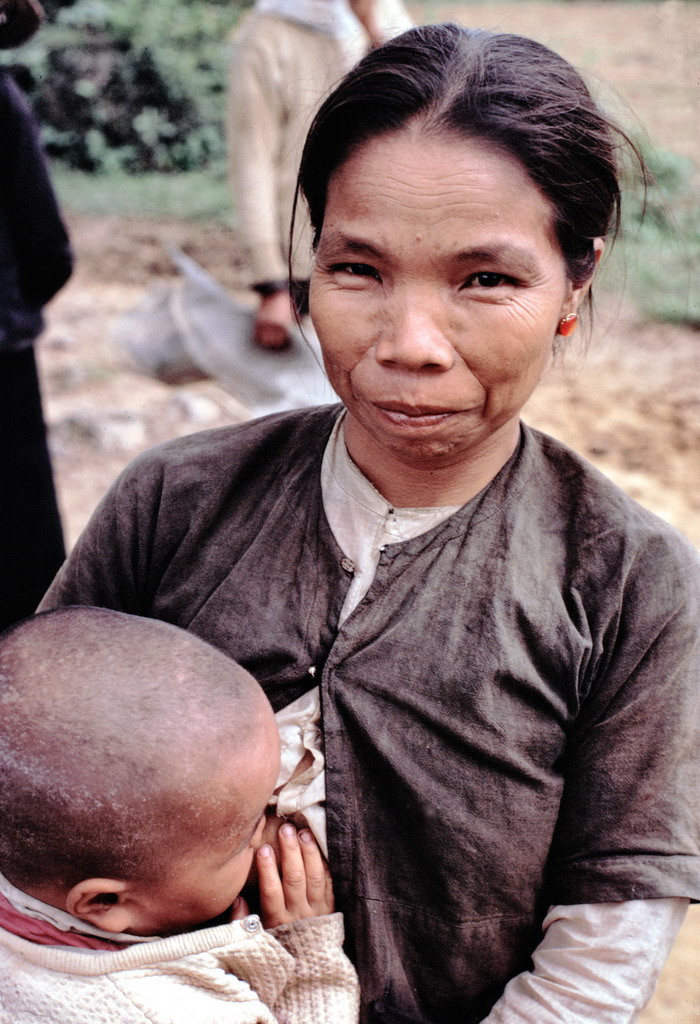 Bà mẹ cho con bú. Ảnh: Edward Palm.