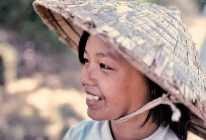 Nụ cười của một em bé Quảng Trị. Ảnh: Edward Palm.