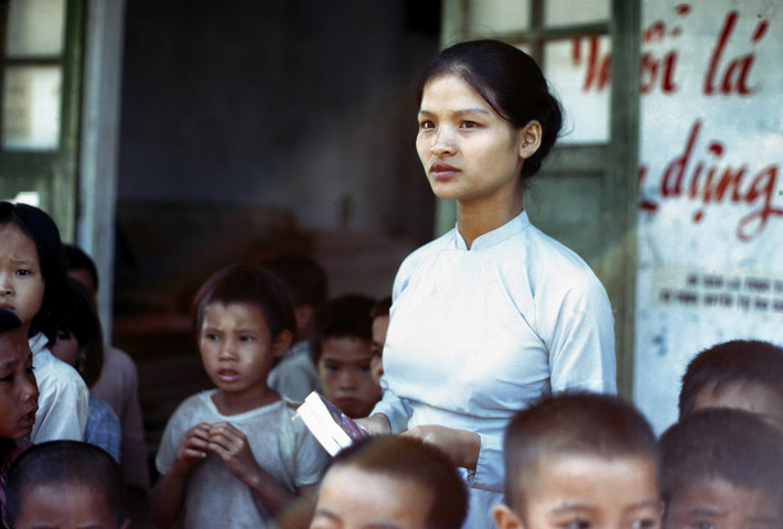 Cô giáo và các học sinh nhỏ ở một ngôi trường quê. Ảnh: Edward Palm.