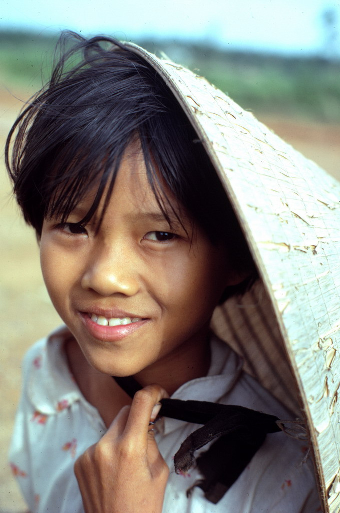 Em bé trên cánh đồng buổi sáng. Ảnh: Edward Palm.