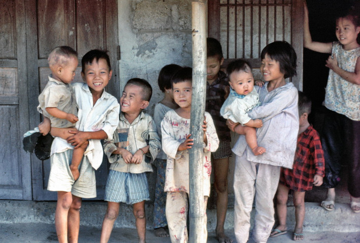 Những đứa trẻ trước hiên nhà. Ảnh: Edward Palm.