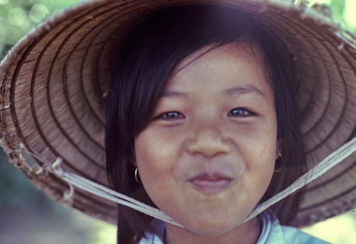 Nụ cười chúm chím của bé gái Quảng Trị năm 1967. Ảnh: Edward Palm.