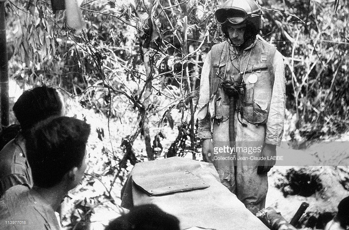 Chính ủy của một đơn vị Việt Minh thẩm vấn tù binh phi công Pháp. Ảnh: Getty.