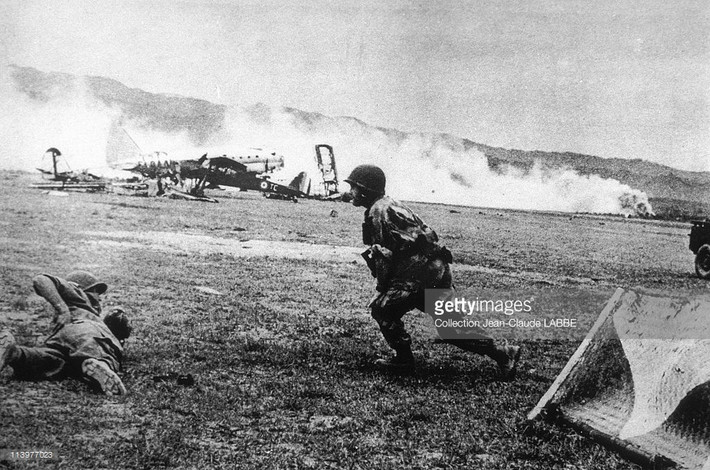 Máy bay Pháp bốc cháy do trúng đạn pháo ở sân bay Mường Thanh. Ảnh: Getty.