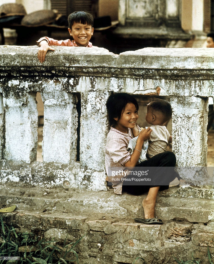 Những đứa bé chơi đùa trong khuôn viên Đại học Huế khi chiến sự vừa kết thúc ở nơi đây, 20/4/1968. Ảnh: Getty Images.