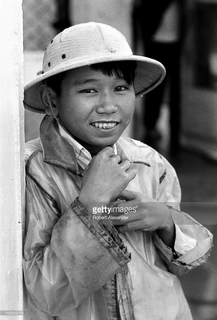 Chân dung một cậu bé lang thang ngoài cổng căn cứ không quân Đà Nẵng, tháng 12/1970. Ảnh: Getty Images.