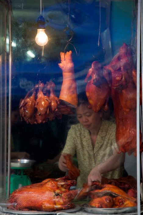 Lợn quay được bày bán trong một cửa hàng ở phố cổ Hà Nội năm 1998. Ảnh: A. Abbas / Magnum.